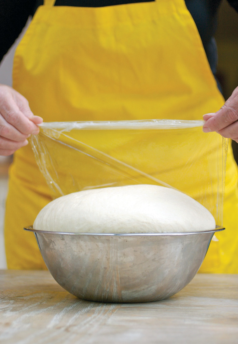 מחלקים את הבצק ל-8-10 חלקים ומעצבים אותם לכיכרות ארוכות. צילום: פסקל פרץ רובין