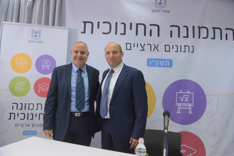 השר בנט ומנכ&quot;ל משרד החינוך. &quot;מערכת החינוך צועדת קדימה&quot;. צילום: אבשלום ששוני