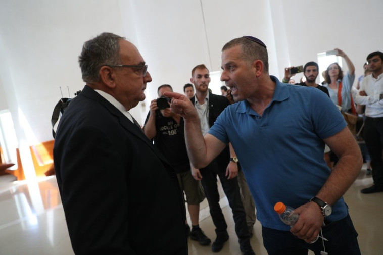 הורה מתעמת עם מנהל בית החולים הדסה, פרופ' זאב רוטשטיין. צילום: יונתן זינדל, פלאש 90