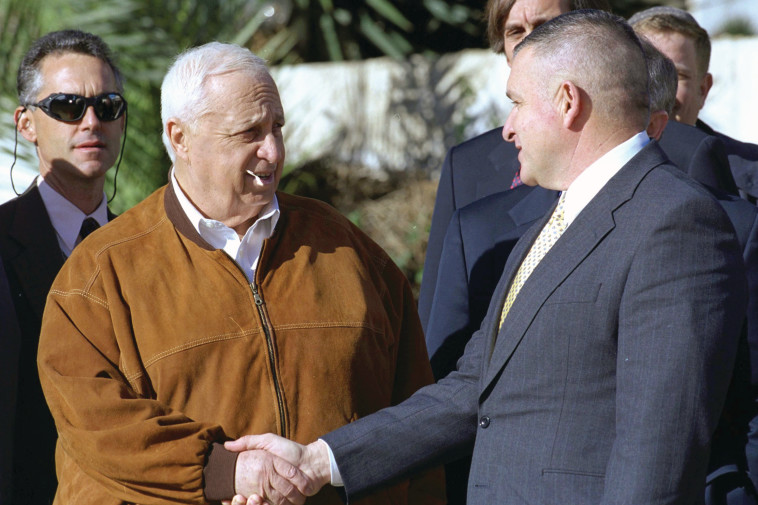 אריק שרון עם אנתוני זיני ב-2001. צילום: אבי אוחיון, לע&quot;מ