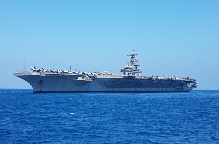 נושאת המטוסים. צילום: ג'ו לוציאנו