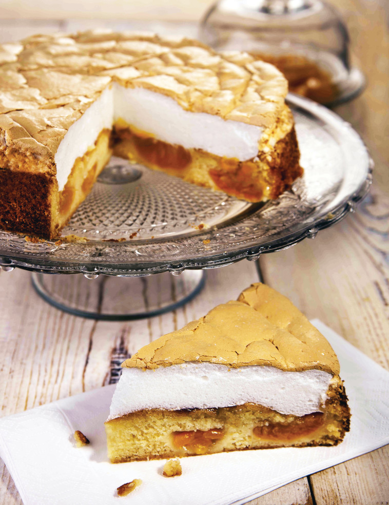 עוגת משמש מרנג. אחרי מריחת הקצף אופים עוד כ-7-10 דקות עד שהוא מזהיב קלות. צילום: פסקל פרץ רובין