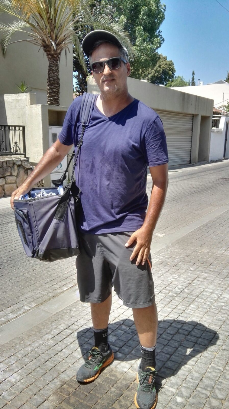 בגשם ובחום - הדוור מדואר ישראל אשר גואטה לא נתן למזג האוויר לעצור אותו