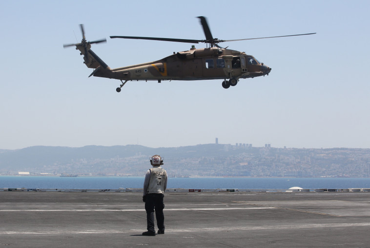 מסוק בנושאת המטוסים בוש. צילום: מרק ישראל סלם 