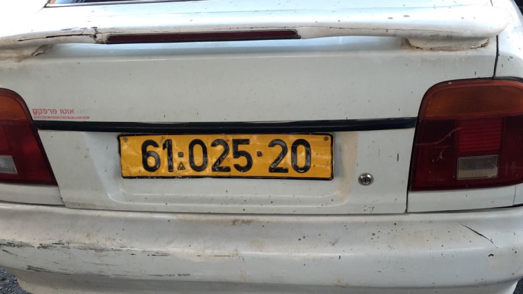 השוני בלוחיות הזיהוי עורר חשד. צילום: דוברות המשטרה