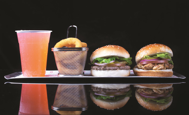 יצירות מופת. המבורגרים ב&quot;שמונה&quot;. צילום: יח&quot;צ