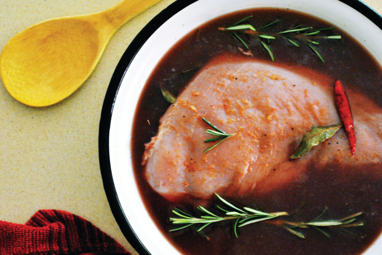 נתחי חזה עוף צלויים בפפריקה וטימין. צלם: פסקל פרץ-רובין