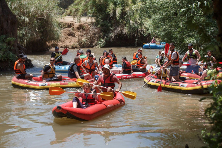 מטיילים נהנים ממסלול הקיאקים. צילום: קיאקי מעיין הגושרים