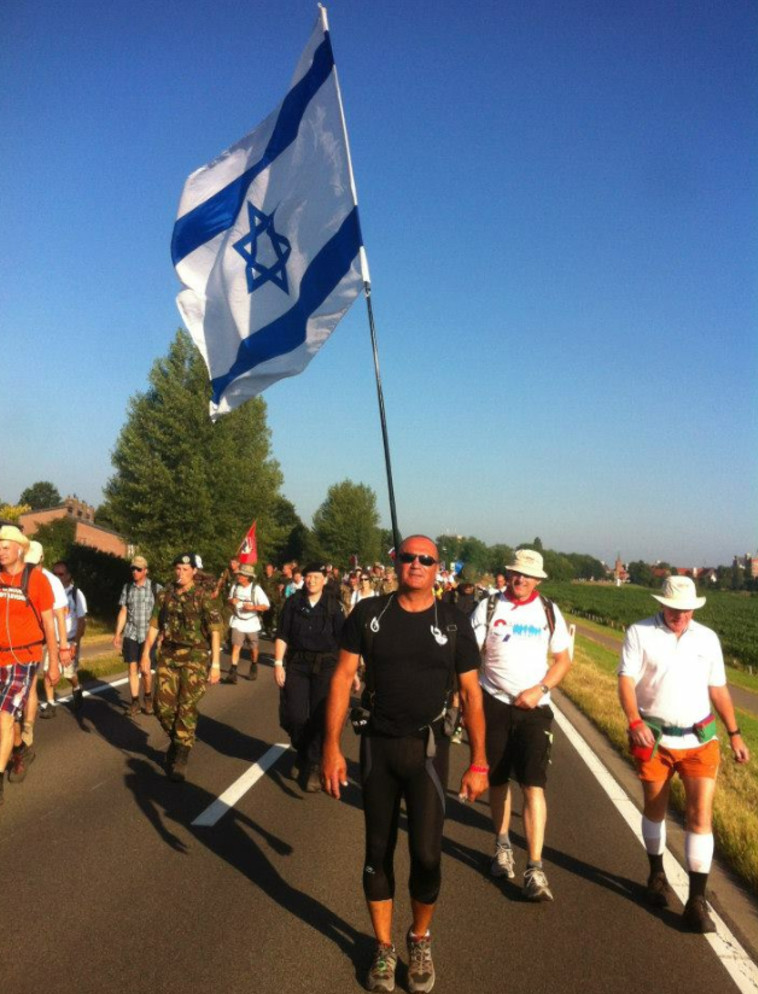 ארביב עם הדגל בצעדת ארבעת הימים. &quot;כל חיי אני עוסק בספורט&quot;. צילום פרטי
