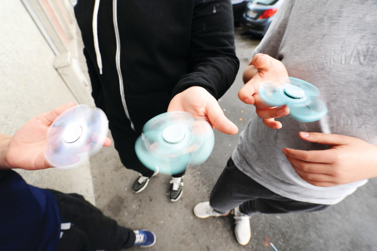 ספינרים. חדרו בחודשים האחרונים לכל בית בישראל. צילום: מנדי חיטמן, פלאש 90