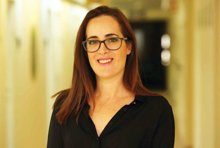 אביטל אפל. "כשאנחנו קונים בחנויות שמוכרות הפתעות בשקל וחצי אנו מסכנים את ילדינו". צילום: חן גלילי