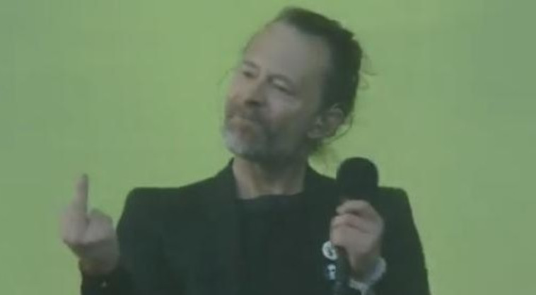 תום יורק, מפנה אצבע משולשת לפעילי BDS