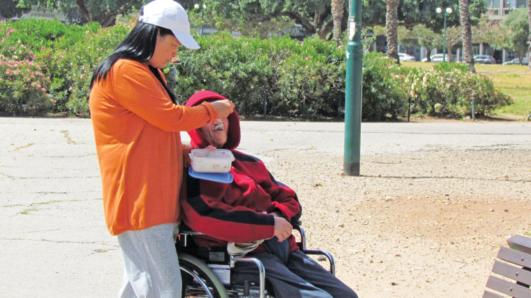 הפיליפינית מתחננת "תאכלי אמא" לקשישה הסרבנית. צילום: נתן זהבי הפיליפינית מתחננת "תאכלי אמא" לקשישה הסרבנית. צילום: נתן זהבי