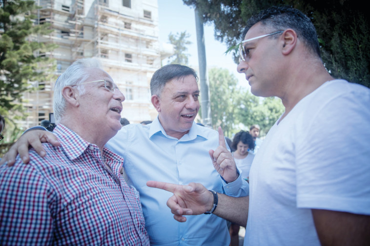 אבי גבאי עם תומכיו. יכול לטלטל את הסירה ולברוא אותה מחדש. צילום: יונתן זינדל, פלאש 90-