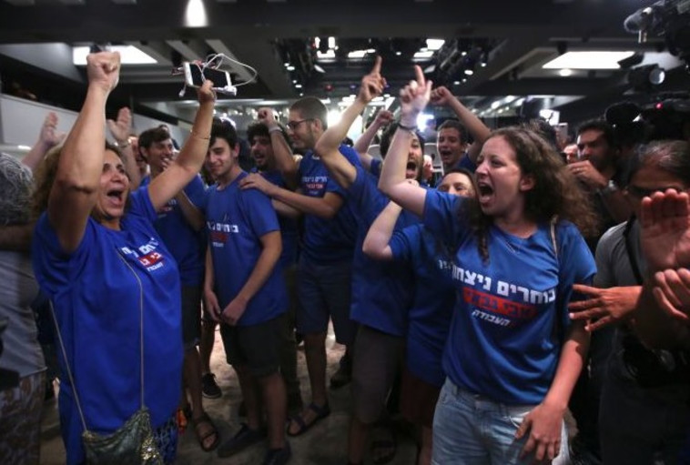 החגיגות של תומכיו של גבאי. צילום: מרק ישראל סלם