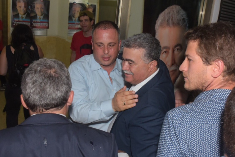 ח&quot;כ חיליק בר מנחם את פרץ עם קבלת התוצאות. צילום: אבשלום ששוני