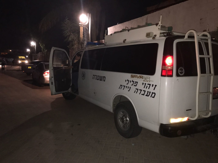 צוות זיהוי פלילי סמוך לזירת הרצח בשדרות. צילום: דוברות המשטרה