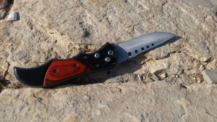 סכין שאותר על גופות אחד המחבלים לאחר חיסולו. צילום: דוברות המשטרה