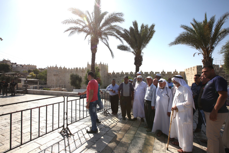 מוסלמים באזור הר הבית. תפילות יום השישי במתחם בוטלו ע&quot;י המשטרה. צילום: מרק ישראל סלם