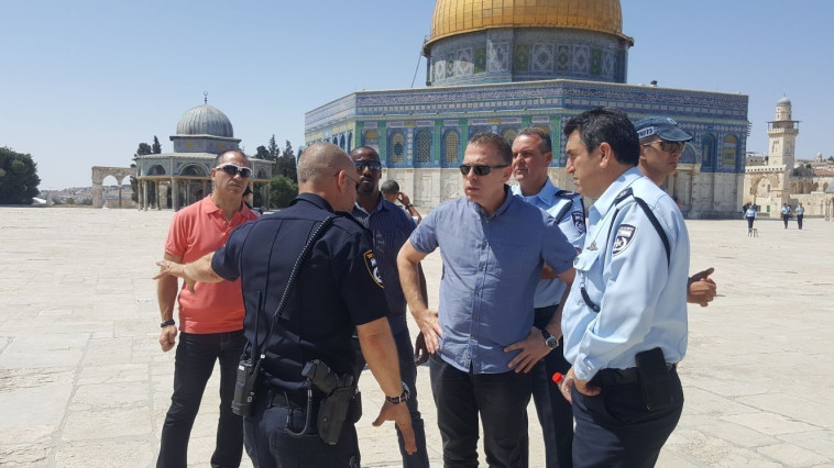 השר ארדן בסיור באזור הר הבית לאחר הפיגוע. צילום: דוברות המשטרה