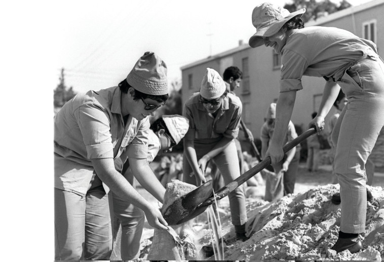 עבודות ביצורים בבית שאן במהלך המלחמה. צילום: משה מילנר, לע&quot;מ