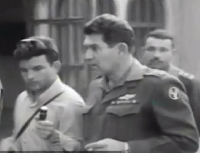 הכתב הצבאי יעקב ארז עם הרמטכ&quot;ל לשעבר דוד אלעזר. צילום מסך ערוץ 10