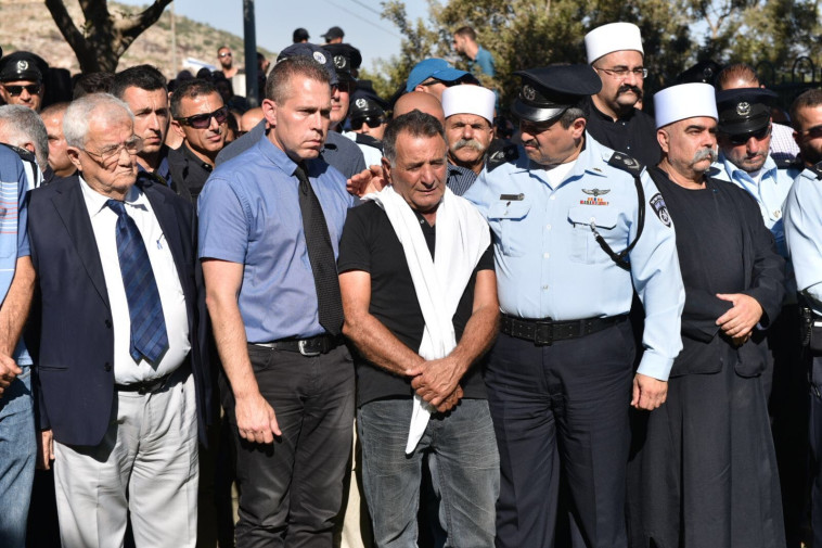 המפכ&quot;ל אלשיך והשר ארדן מנחמים את משפחתו של האיל סתאוי