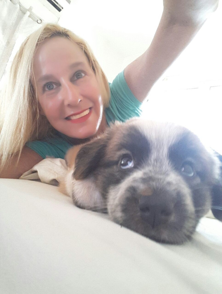 אורלי ראדה והכלבה שניצלה. צילום: פרטי