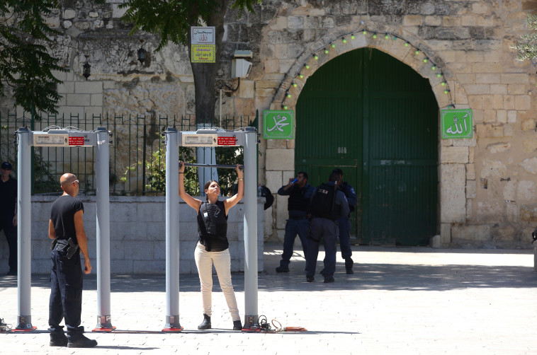 הצבת המגנומטרים בהר הבית. צילום: מרק ישראל סלם
