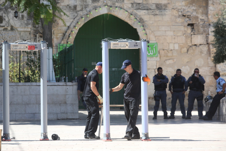 הצבת המגנומטרים בכניסה להר הבית. ארה&quot;ב דורשת מישראל להסירם. צילום: מרק ישראל סלם