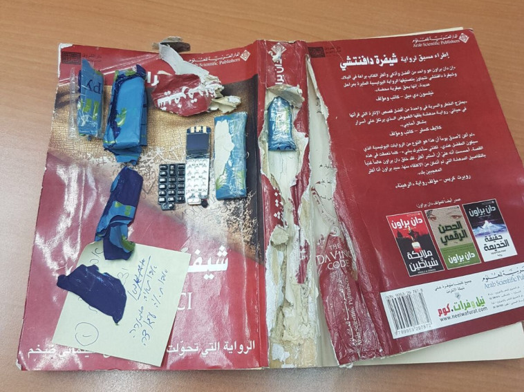 טלפונים סלולריים מוברחים, ארכיון. צילום: דוברות שירות בתי הסוהר