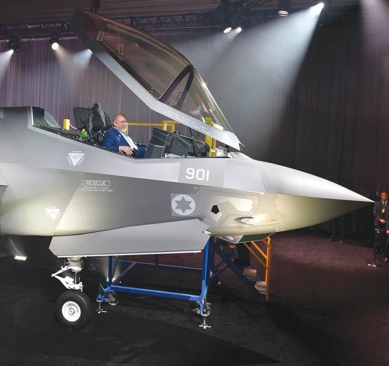 אביגדור ליברמן בקוקפיט של הדגם שיובא לישראל, צילום: אריאל חרמוני, משרד הביטחון