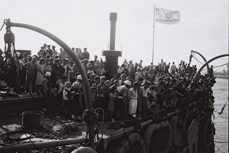 מעפילים באקסודוס. צילום: האנס פיין, לע&quot;מ