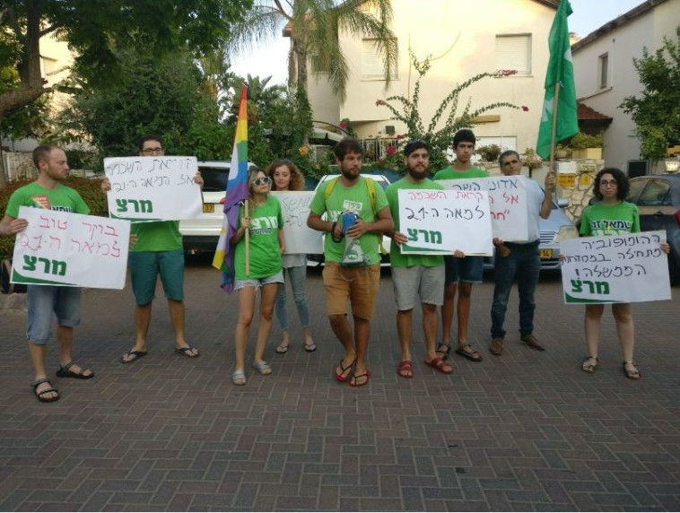 &quot;להגדיל את שורות המפלגה&quot;. צעירי מרצ מפגינים. ארכיון: טל גולדמן