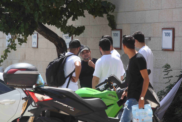 צ'רלי אזריה וחבריו של בנו אלאור בשחרורם מצה&quot;ל. צילום: מרק ישראל סלם