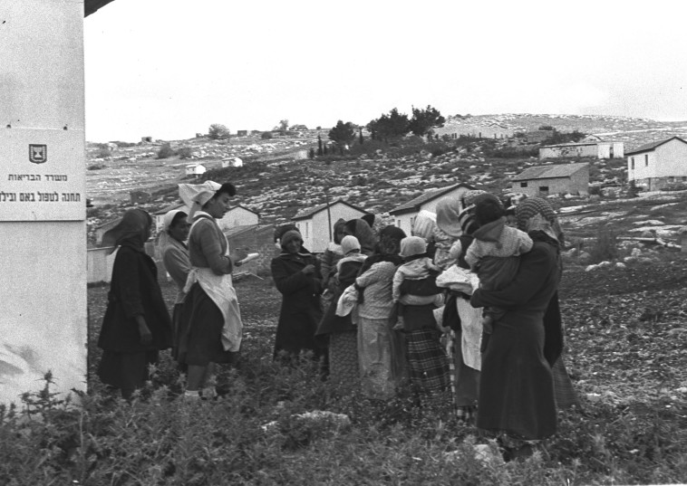 טיפת חלב בפרוזדור ירושלים, 1954. &quot;פעלו ליצירת מציאות חדשה&quot;. צילום: לע&quot;מ