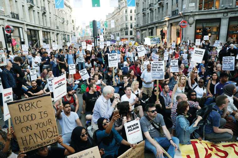 הפגנה בדרישה לחקור את השריפה במגדל גרנפל. צילום: רויטרס