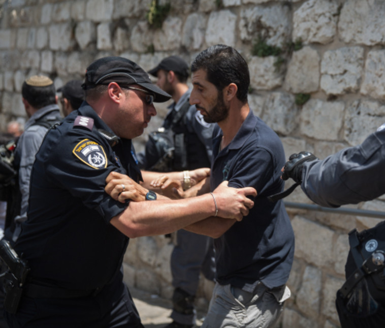 שוטר מתעמת עם מוסלמי ליד הר הבית, צילום: הדס פרוש, פלאש 90