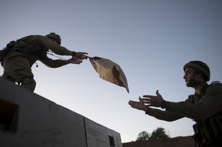 טיפול בפצועים הסורים. צילום: דובר צה&quot;ל