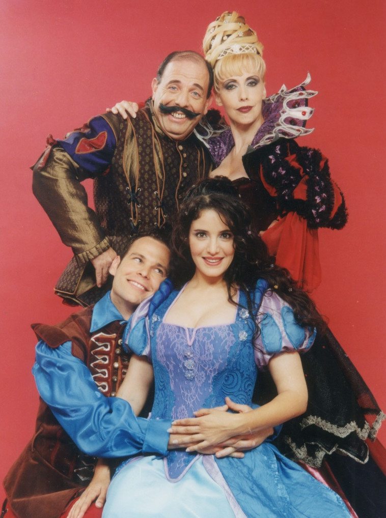 דפנה דקל במחזמר &quot;שלגיה&quot;. צילום: יח&quot;ץ