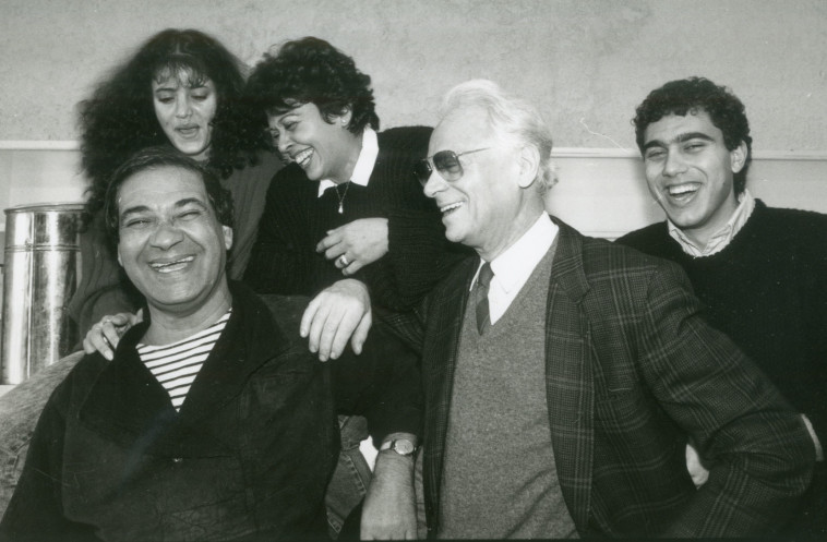 דפנה דקל עם חברי ההצגה &quot;סאלח שבתי&quot;, 1988. צילום: ראובן קסטרו