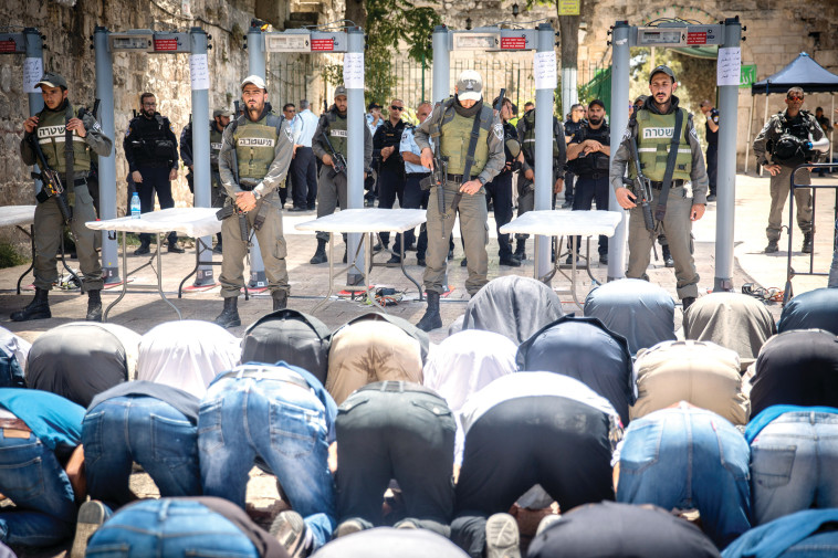 מגנומטרים בכניסה להר הבית. צילום: יונתן זינדל, פלאש 90 מגנומטרים בכניסה להר הבית. צילום: יונתן זינדל, פלאש 90
