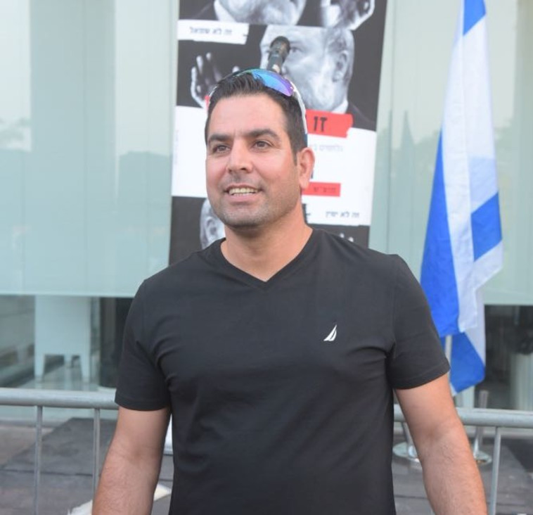 מני נפתלי מול בית היועמ&quot;ש. צילום: אבשלום ששוני