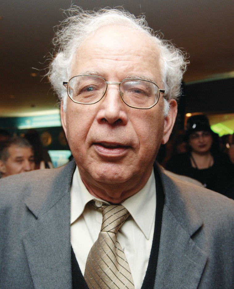 משה בר. &quot;כתב דברים בעלי משקל&quot;. צילום: ראובן קסטרו