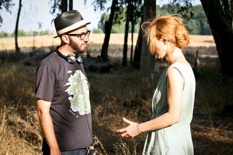 אדם סנדרסון והילה וידור מאחורי הקלעים של לוויה בצהריים. צילום: ערן כהן 