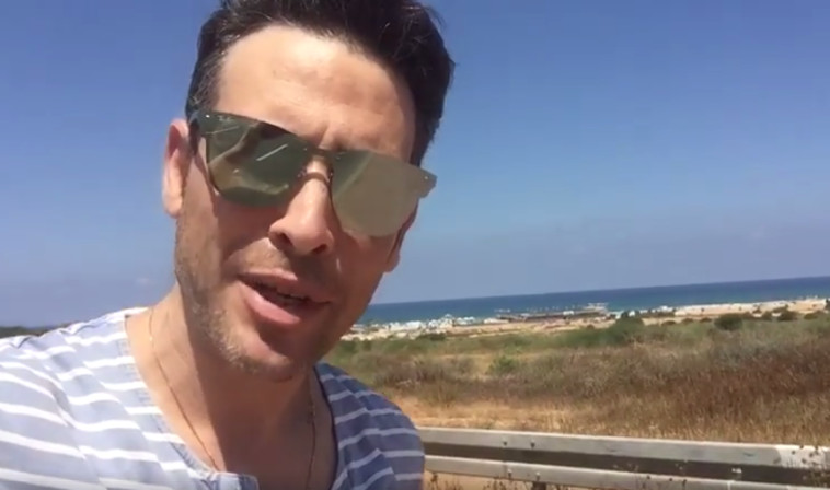 אמיר פרישר גוטמן על רקע הים, בו מצא את מותו. צילום: פייסבוק