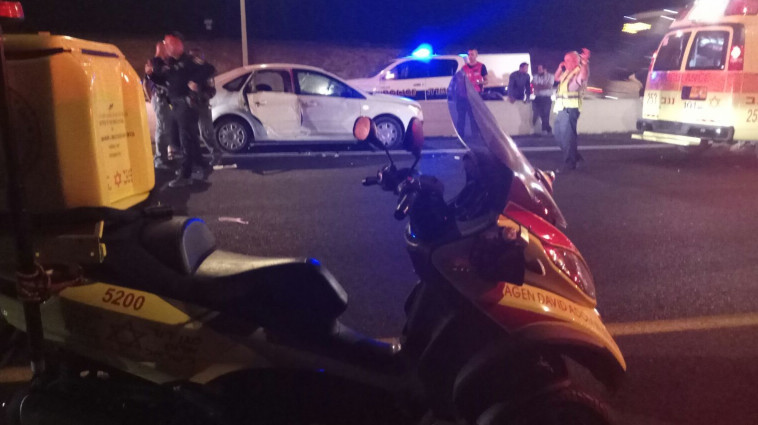 צוותי ההצלה במקום התאונה סמוך לבאר שבע. צילום: מד&quot;א