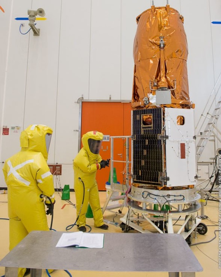 הליך שילוב הלוויינים על המשגר. צילום: אריאנספייס