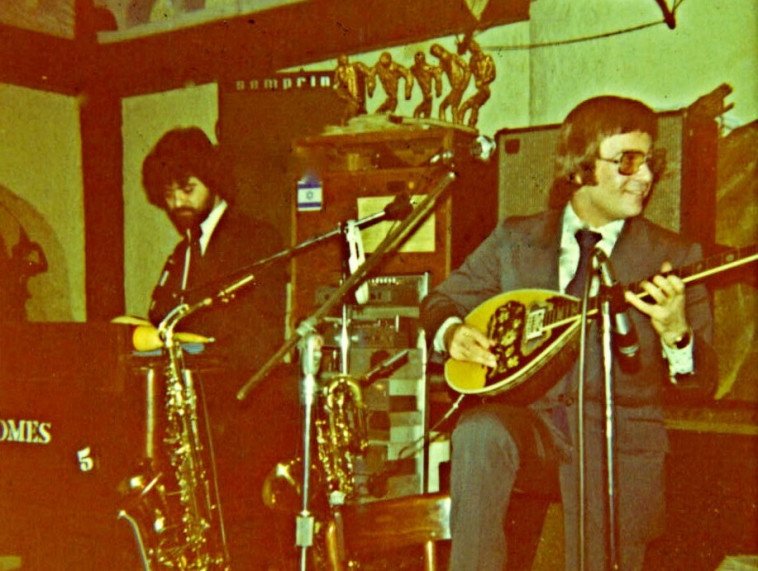 אריס סאן ודני פיטשון. צילום מאלבומו הפרטי של דני פיטשון