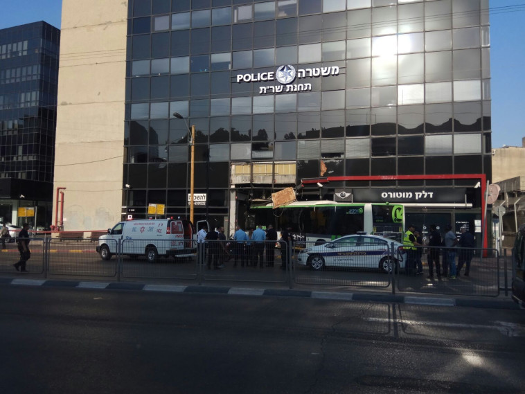 התנגשות האוטובוס בבניין בתל אביב. צילום: אסף קרביץ